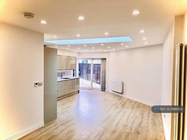 4 bedroom semi detached house to rent