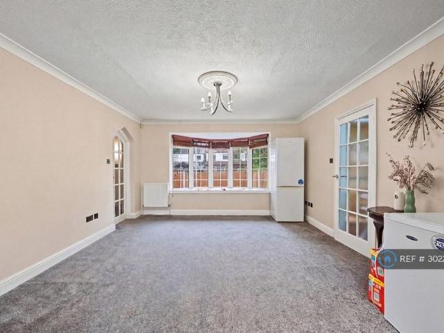 4 bedroom semi detached house to rent