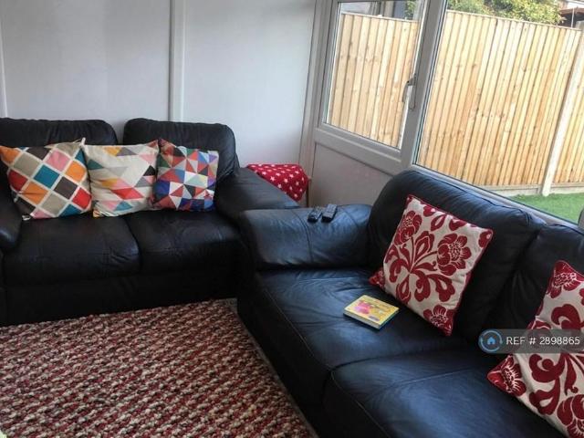 4 bedroom semi detached house to rent