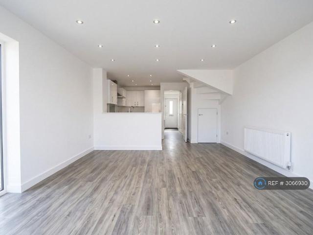 4 bedroom semi detached house to rent