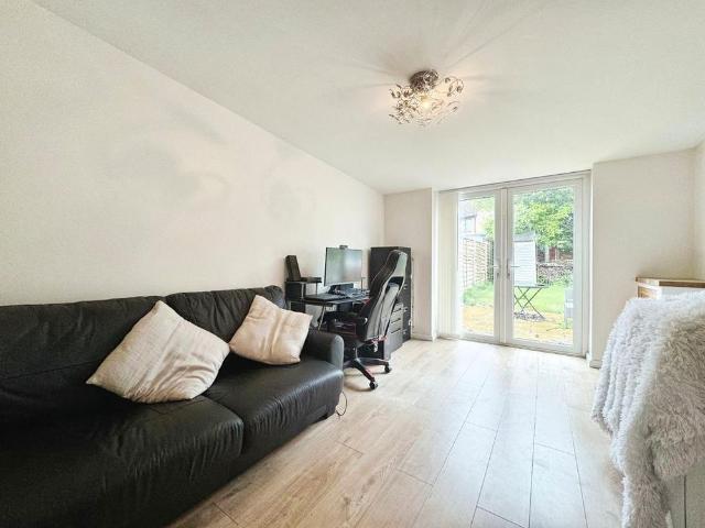 4 bedroom semi detached house to rent
