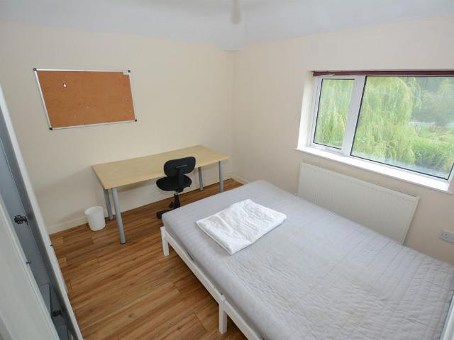 4 bedroom semi detached house to rent