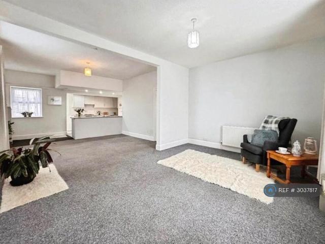 4 bedroom semi detached house to rent