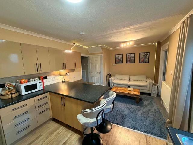 4 bedroom semi detached house to rent