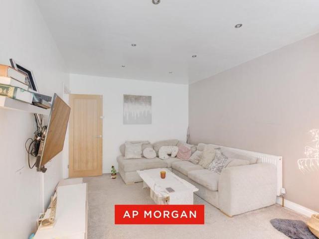 4 bedroom semi detached house to rent