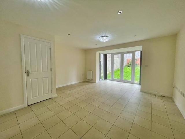 4 bedroom semi detached house to rent