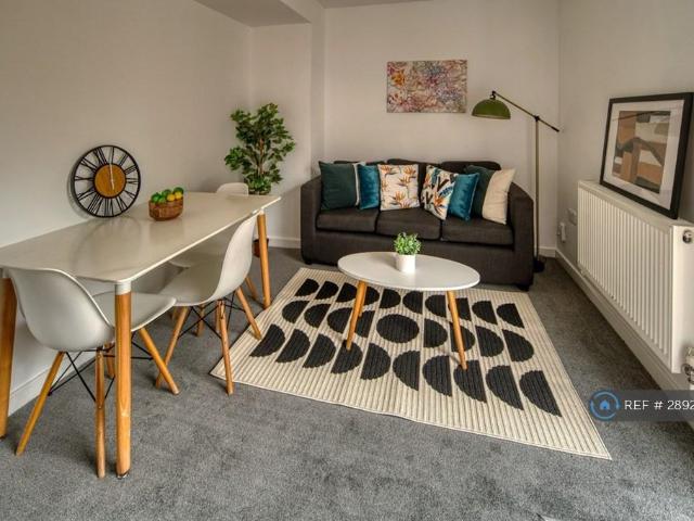 4 bedroom semi detached house to rent