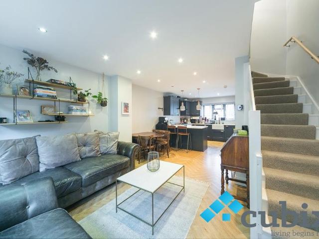 4 bedroom semi detached house to rent