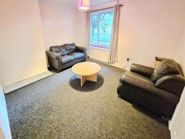 4 bedroom semi detached house to rent