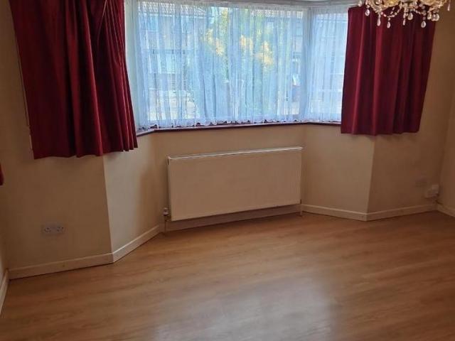 4 bedroom semi detached house to rent