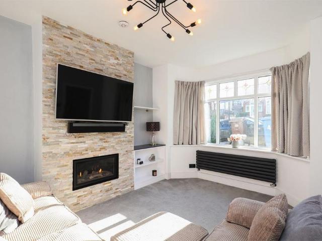 4 bedroom semi detached house to rent