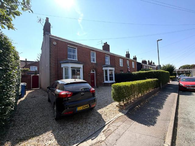 4 bedroom semi detached house to rent