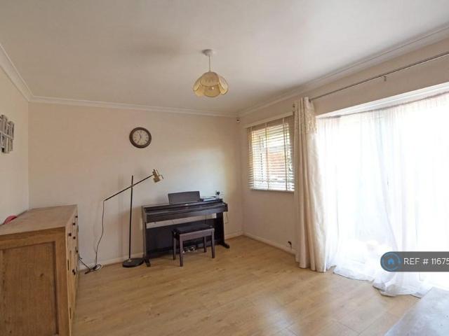 4 bedroom semi detached house to rent