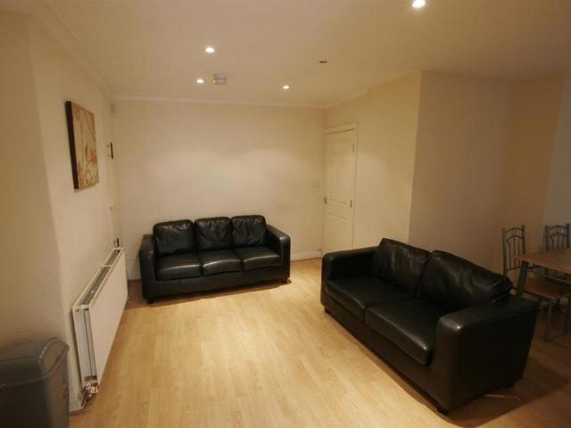 4 bedroom semi detached house to rent