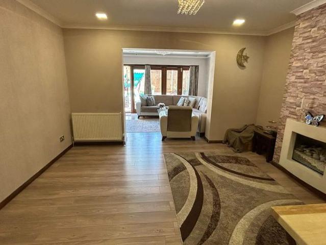 4 bedroom semi detached house to rent
