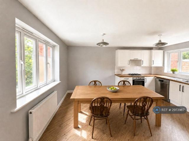 4 bedroom semi detached house to rent