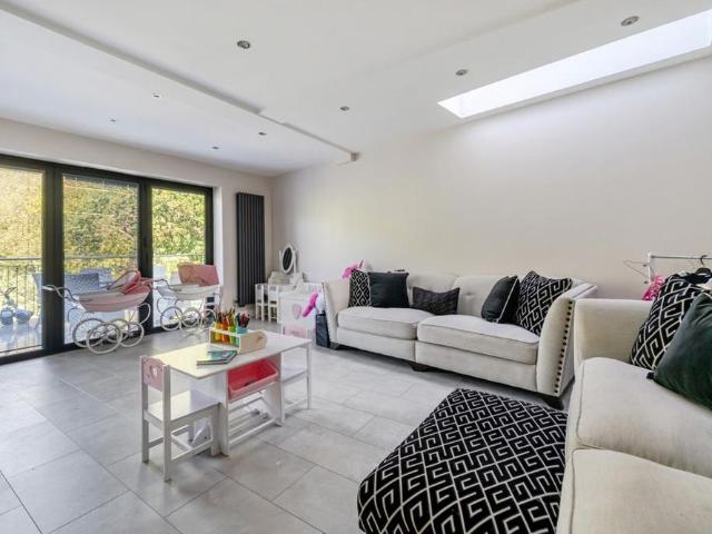 4 bedroom semi detached house to rent