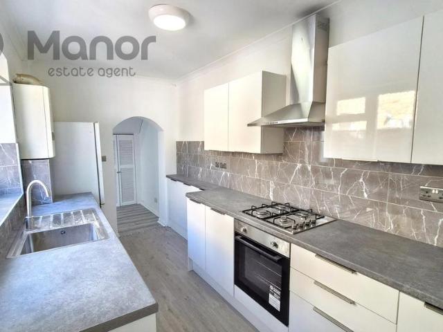4 bedroom semi detached house to rent
