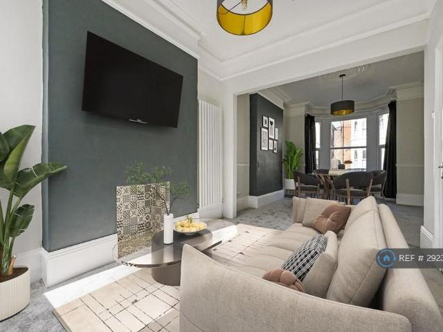 4 bedroom semi detached house to rent