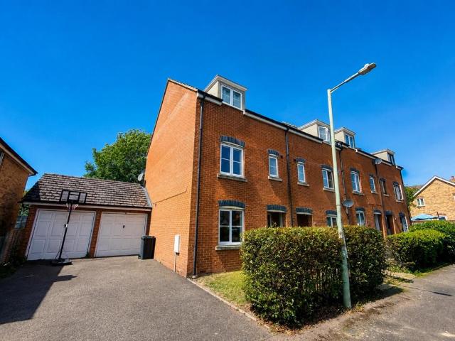 4 bedroom semi detached house to rent