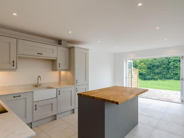 4 bedroom semi detached house to rent