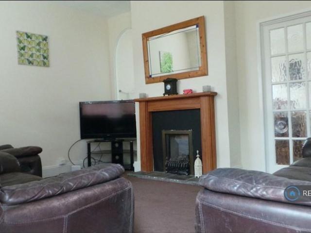 4 bedroom semi detached house to rent