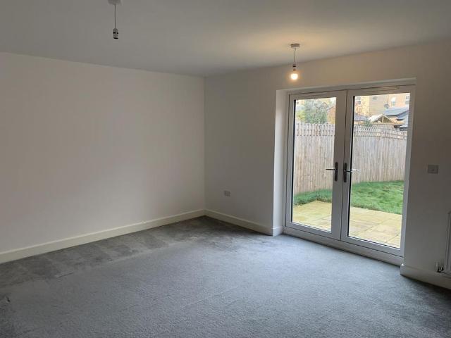 4 bedroom semi detached house to rent