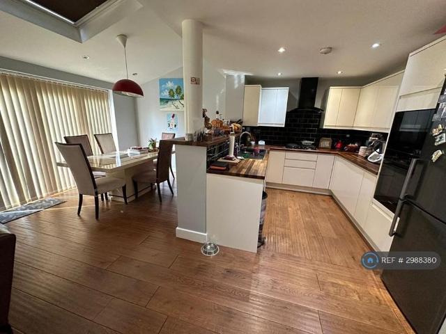 4 bedroom semi detached house to rent
