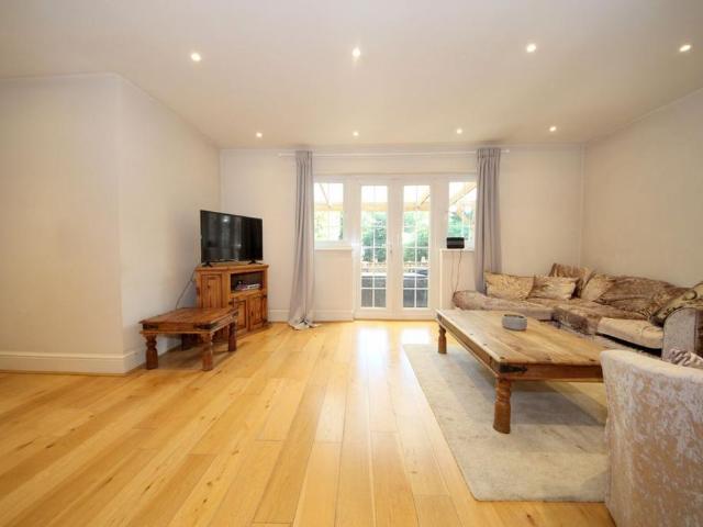 4 bedroom semi detached house to rent