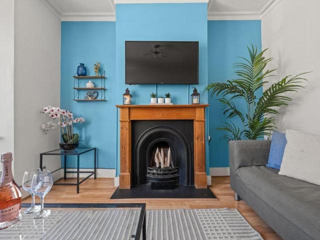 4 bedroom semi detached house to rent