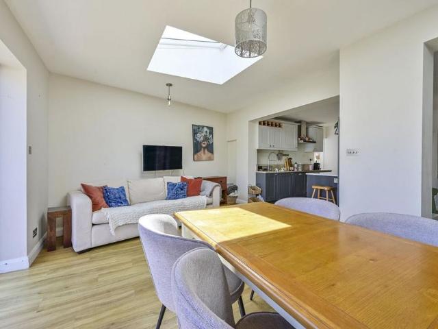 4 bedroom semi detached house to rent