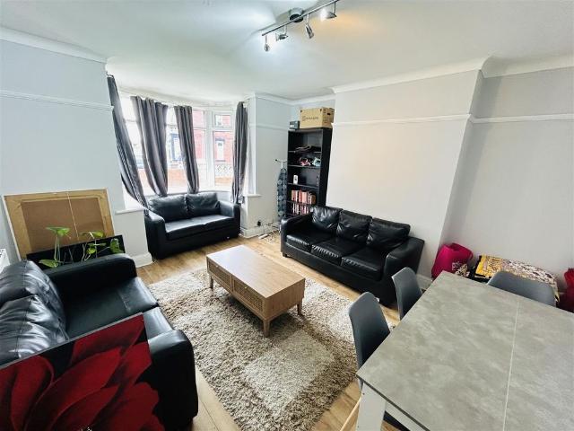 4 bedroom semi detached house to rent