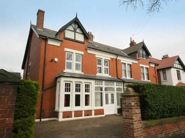 4 bedroom semi detached house to rent
