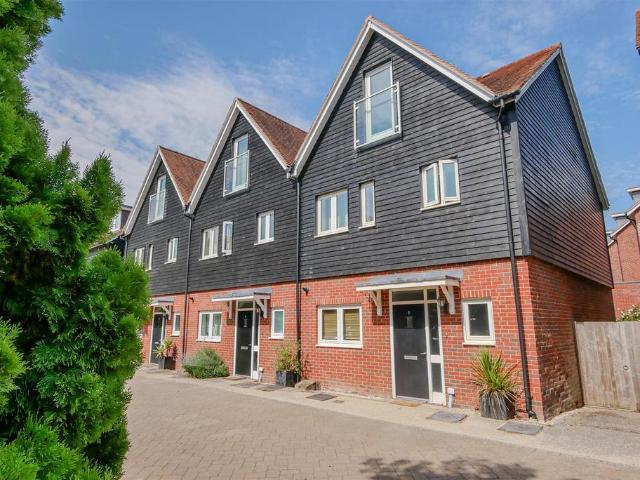 4 bedroom semi detached house to rent