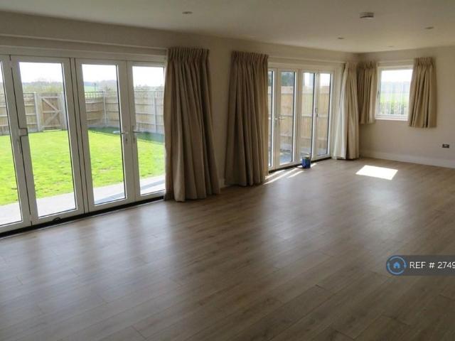 4 bedroom semi detached house to rent
