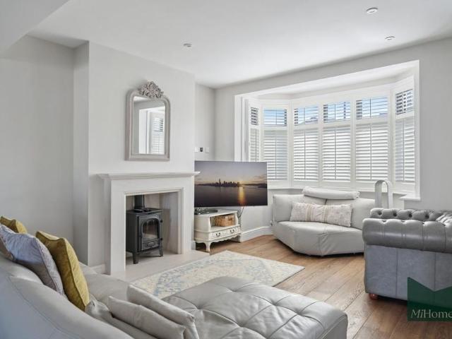 4 bedroom semi detached house to rent