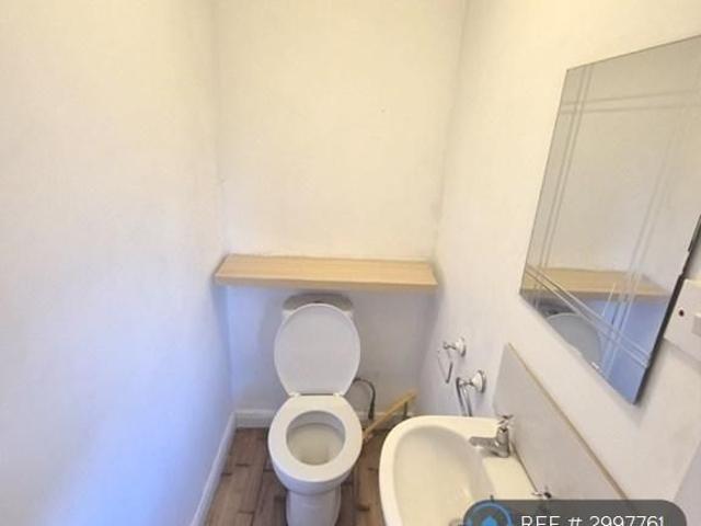 4 bedroom semi detached house to rent