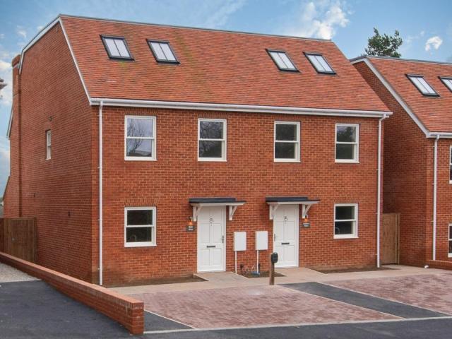 4 bedroom semi detached house to rent