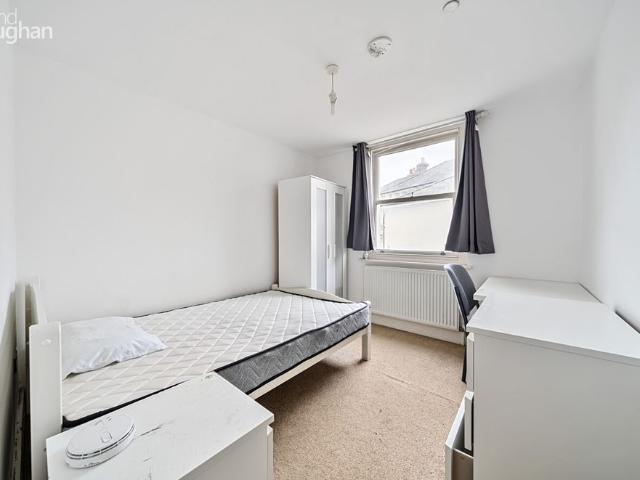 4 bedroom semi detached house to rent