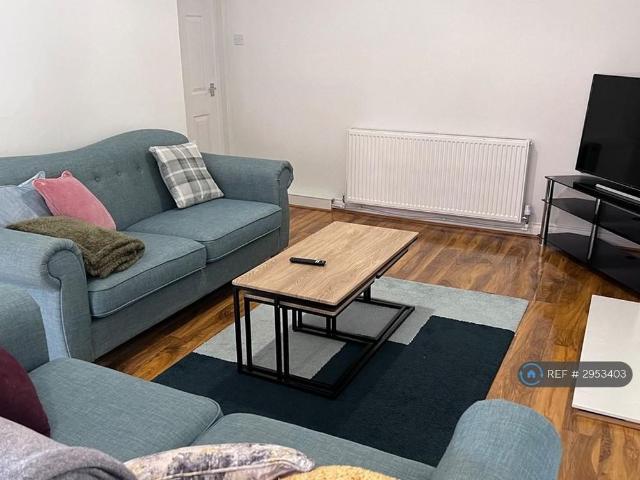 4 bedroom semi detached house to rent