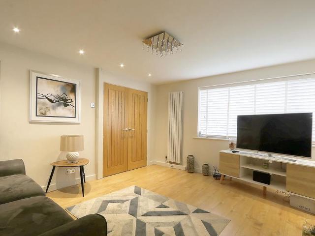 4 bedroom semi detached house to rent