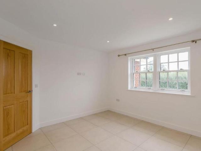 4 bedroom semi detached house to rent