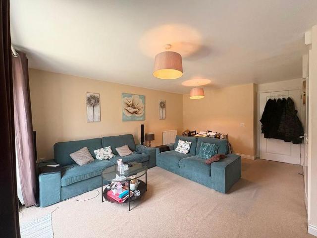 4 bedroom semi detached house to rent