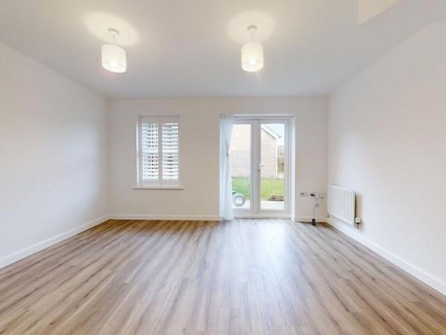 4 bedroom semi detached house to rent