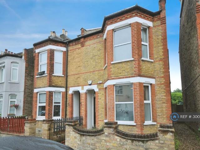 4 bedroom semi detached house to rent