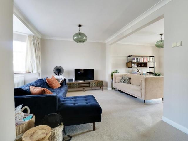 4 bedroom semi detached house to rent