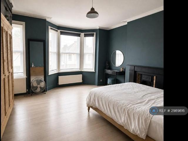 4 bedroom semi detached house to rent
