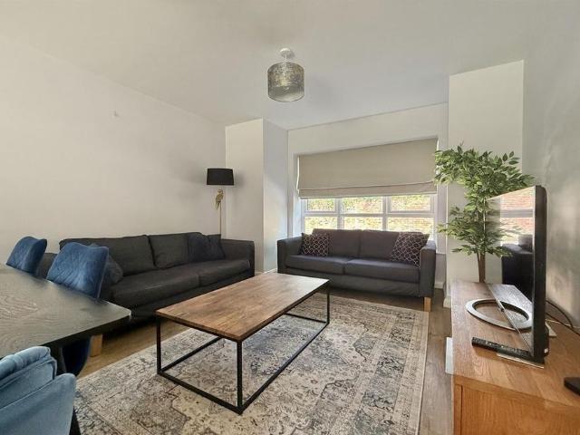 4 bedroom semi detached house to rent