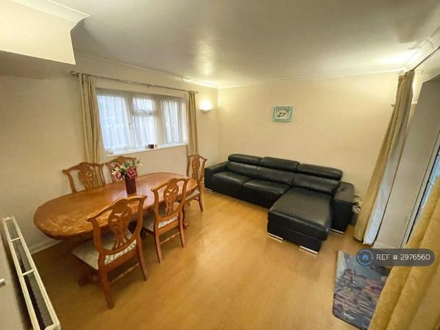 4 bedroom semi detached house to rent