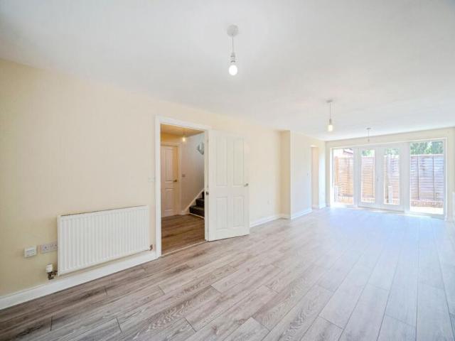 4 bedroom semi detached house to rent